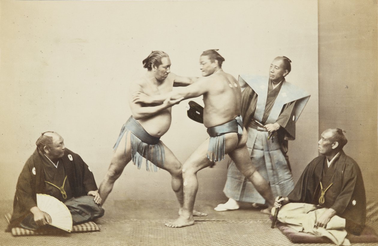 相撲力士（ハンドカラーの白黒写真）